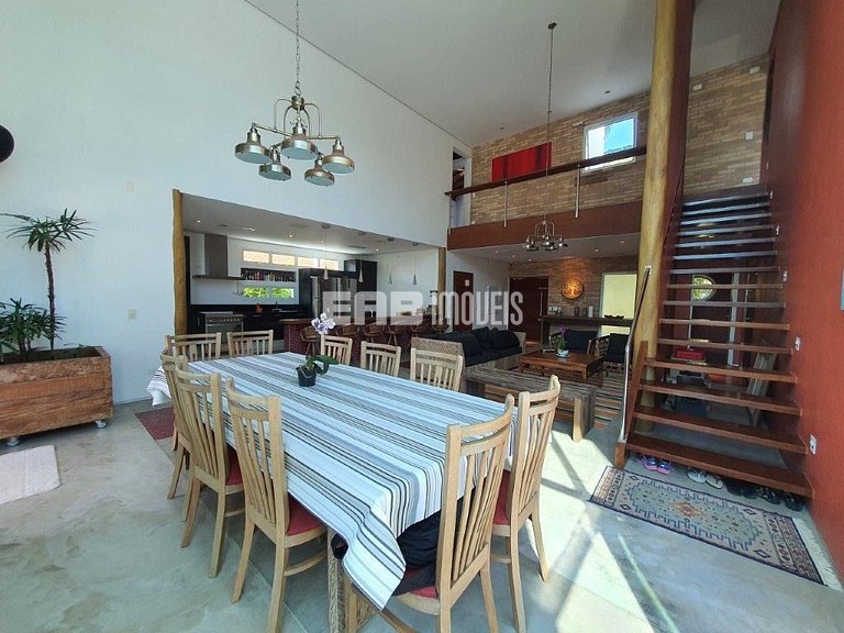 Maravilhosa casa de alto padrão, com piscina, na praia de It