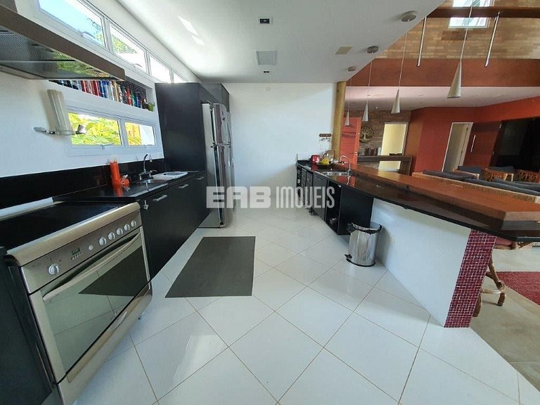 Maravilhosa casa de alto padrão, com piscina, na praia de It