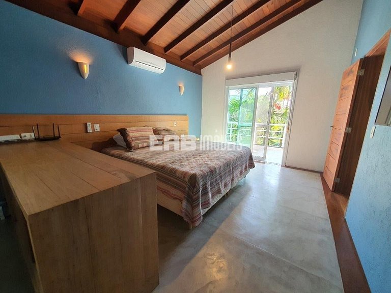 Maravilhosa casa de alto padrão, com piscina, na praia de It
