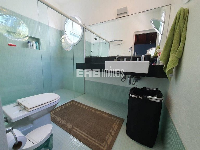 Maravilhosa casa de alto padrão, com piscina, na praia de It