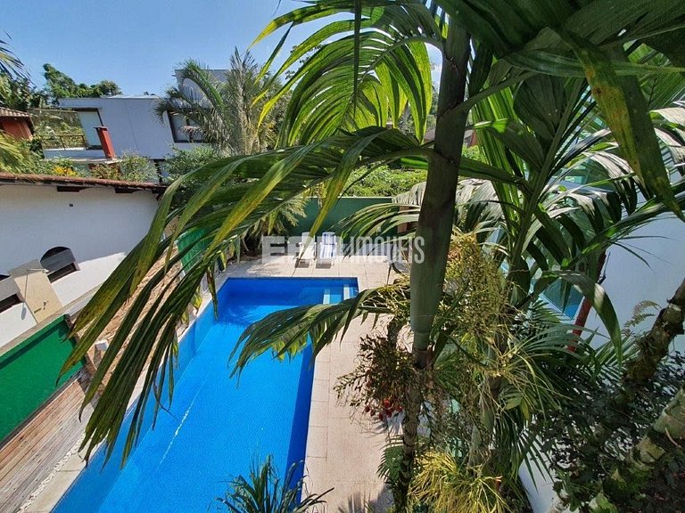 Maravilhosa casa de alto padrão, com piscina, na praia de It