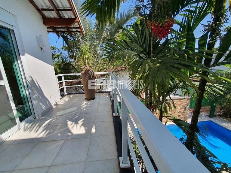 Maravilhosa casa de alto padrão, com piscina, na praia de It