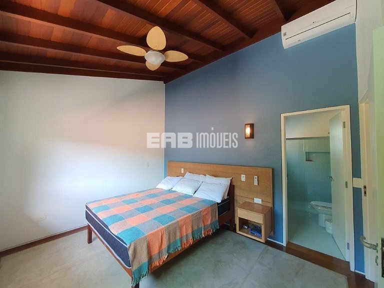 Maravilhosa casa de alto padrão, com piscina, na praia de It