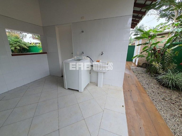 Maravilhosa casa de alto padrão, com piscina, na praia de It