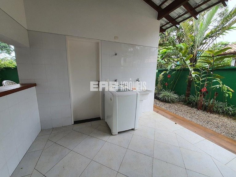 Maravilhosa casa de alto padrão, com piscina, na praia de It