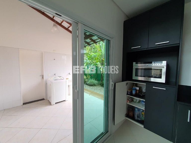 Maravilhosa casa de alto padrão, com piscina, na praia de It