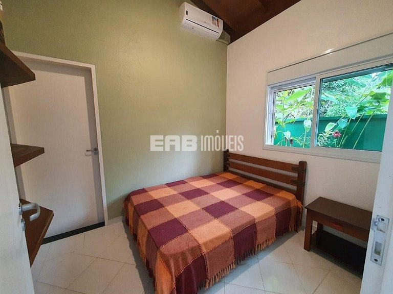 Maravilhosa casa de alto padrão, com piscina, na praia de It
