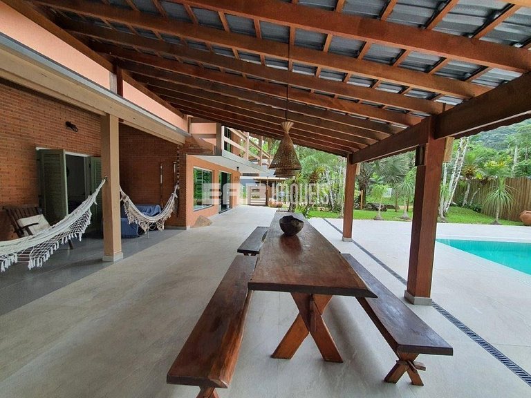 Casa com amplo jardim, piscina e quiosque com churrasqueira