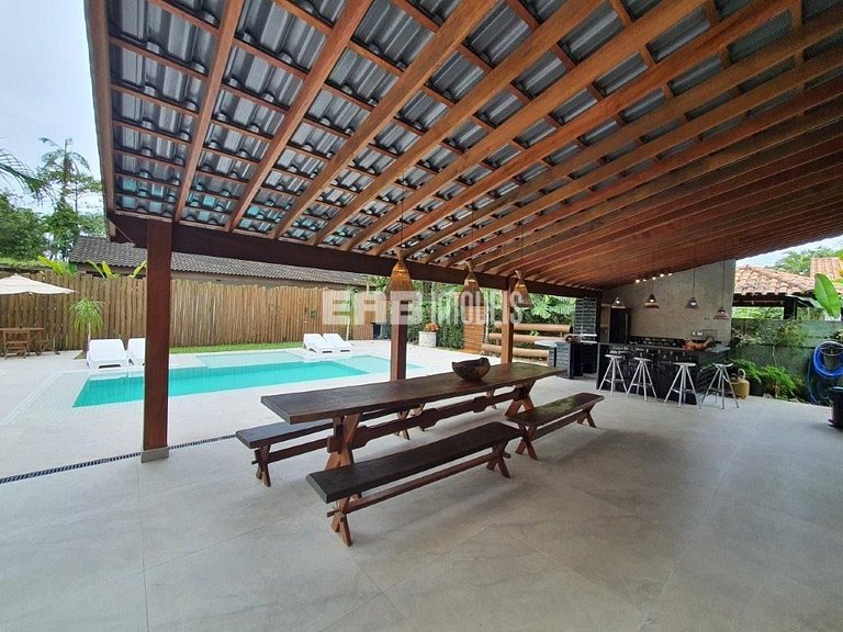 Casa com amplo jardim, piscina e quiosque com churrasqueira