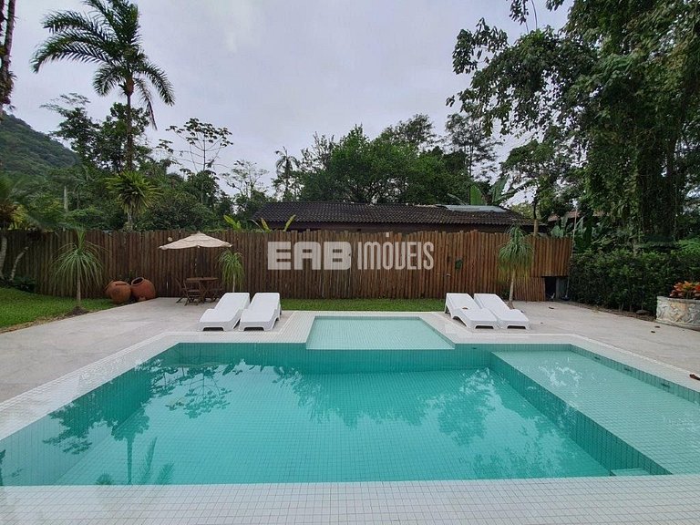 Casa com amplo jardim, piscina e quiosque com churrasqueira