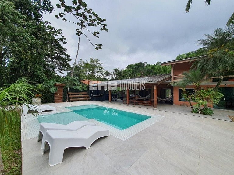 Casa com amplo jardim, piscina e quiosque com churrasqueira