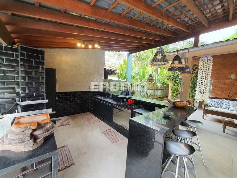 Casa com amplo jardim, piscina e quiosque com churrasqueira