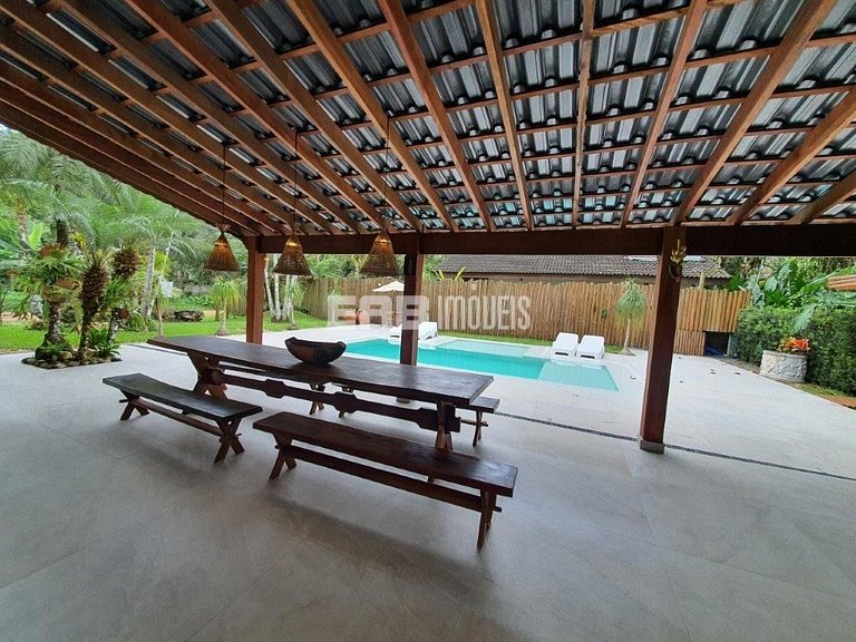 Casa com amplo jardim, piscina e quiosque com churrasqueira