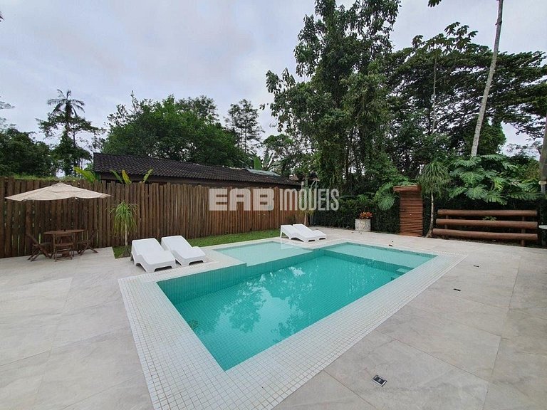 Casa com amplo jardim, piscina e quiosque com churrasqueira