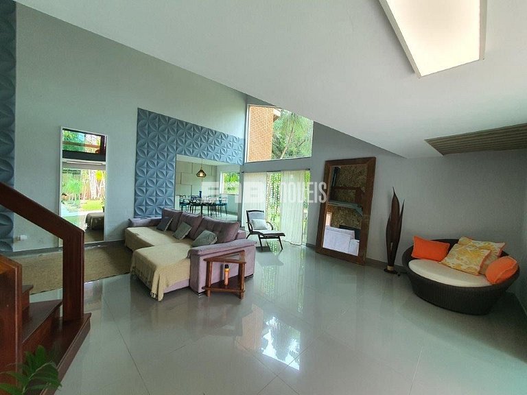 Casa com amplo jardim, piscina e quiosque com churrasqueira