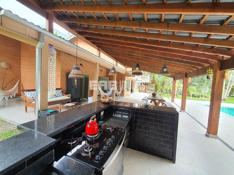 Casa com amplo jardim, piscina e quiosque com churrasqueira