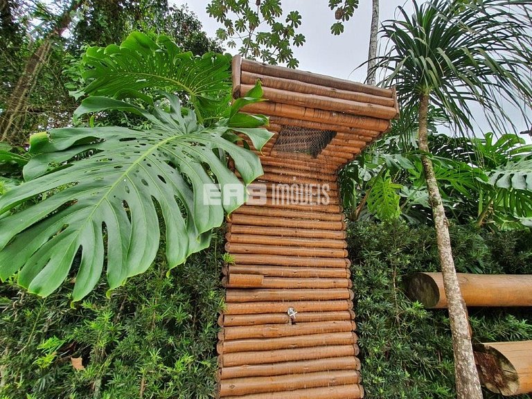 Casa com amplo jardim, piscina e quiosque com churrasqueira