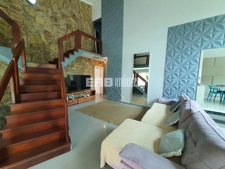 Casa com amplo jardim, piscina e quiosque com churrasqueira