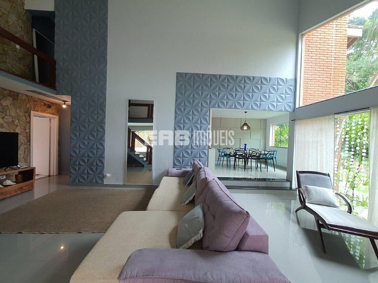 Casa com amplo jardim, piscina e quiosque com churrasqueira