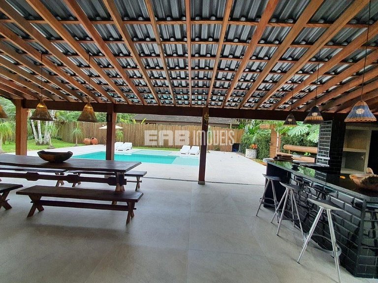 Casa com amplo jardim, piscina e quiosque com churrasqueira