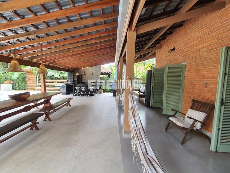 Casa com amplo jardim, piscina e quiosque com churrasqueira