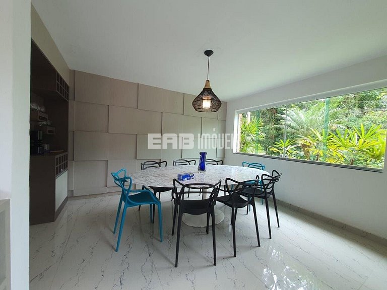 Casa com amplo jardim, piscina e quiosque com churrasqueira