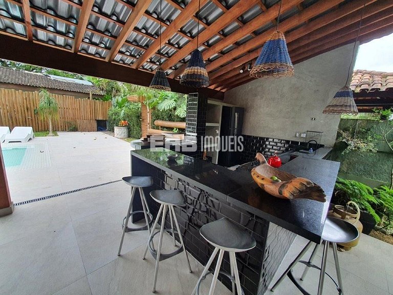 Casa com amplo jardim, piscina e quiosque com churrasqueira