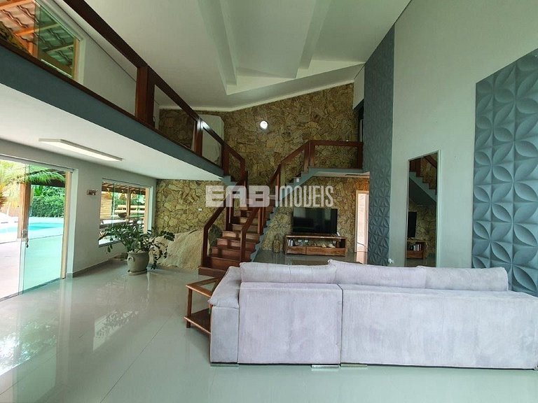 Casa com amplo jardim, piscina e quiosque com churrasqueira