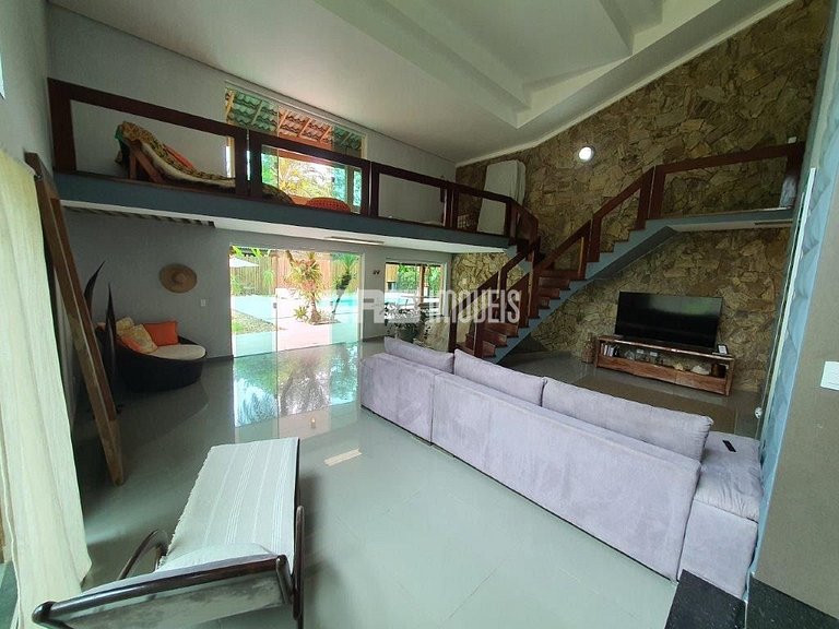 Casa com amplo jardim, piscina e quiosque com churrasqueira