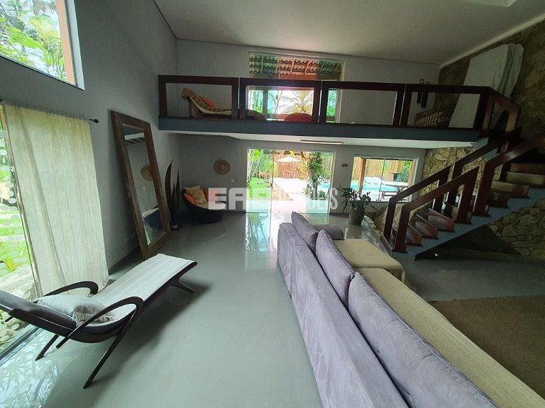 Casa com amplo jardim, piscina e quiosque com churrasqueira