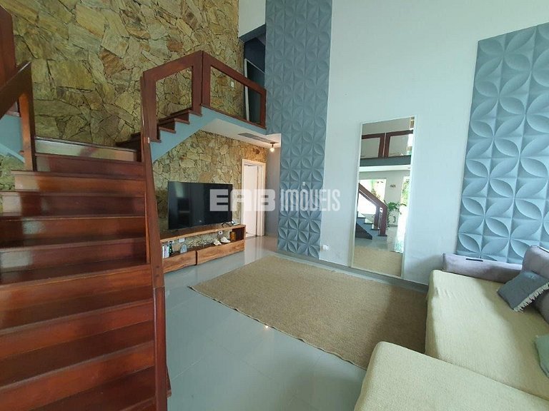 Casa com amplo jardim, piscina e quiosque com churrasqueira