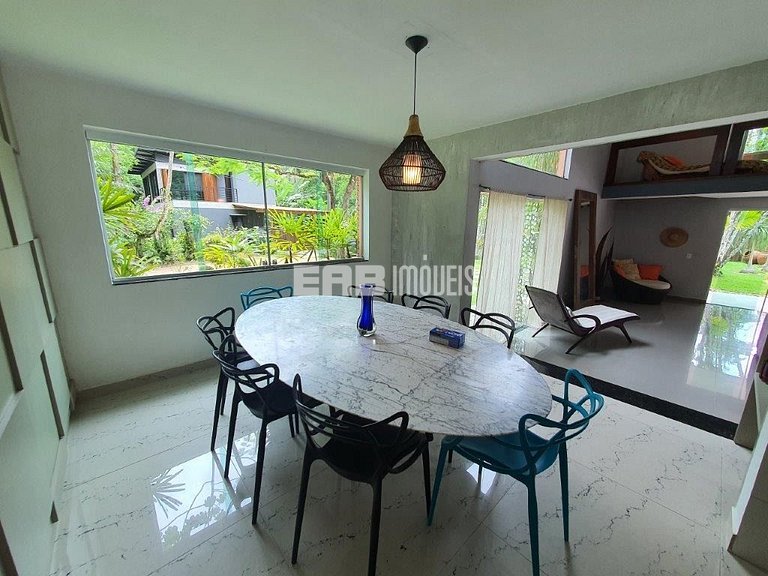 Casa com amplo jardim, piscina e quiosque com churrasqueira