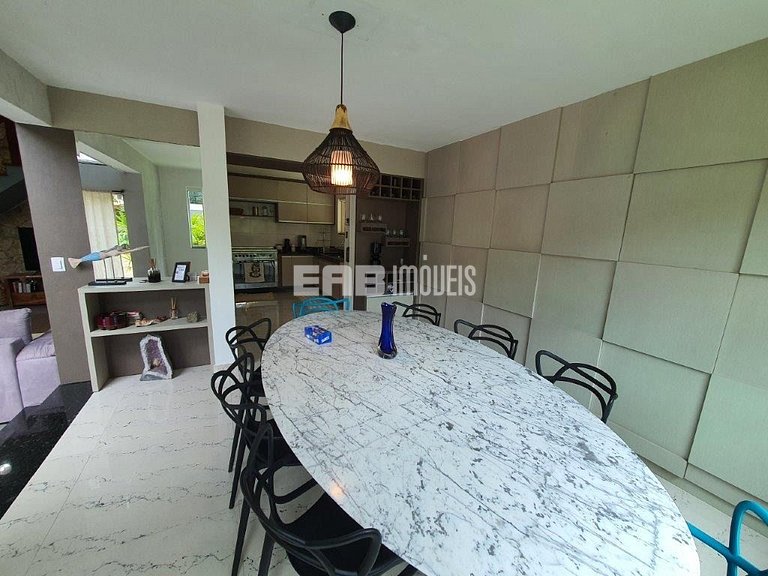 Casa com amplo jardim, piscina e quiosque com churrasqueira