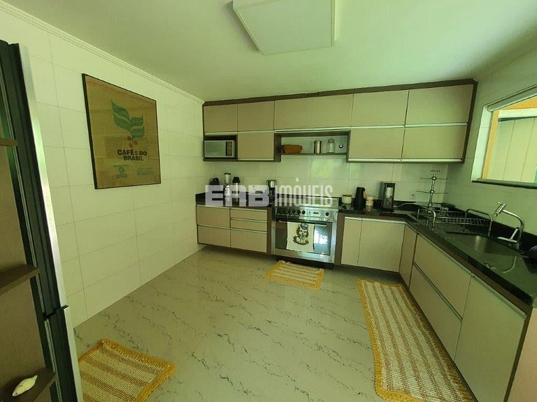 Casa com amplo jardim, piscina e quiosque com churrasqueira