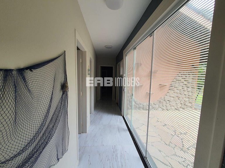 Casa com amplo jardim, piscina e quiosque com churrasqueira