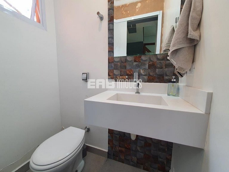 Casa com amplo jardim, piscina e quiosque com churrasqueira