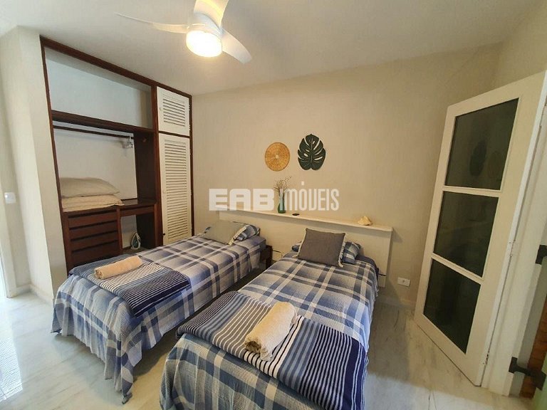 Casa com amplo jardim, piscina e quiosque com churrasqueira