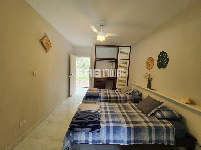 Casa com amplo jardim, piscina e quiosque com churrasqueira