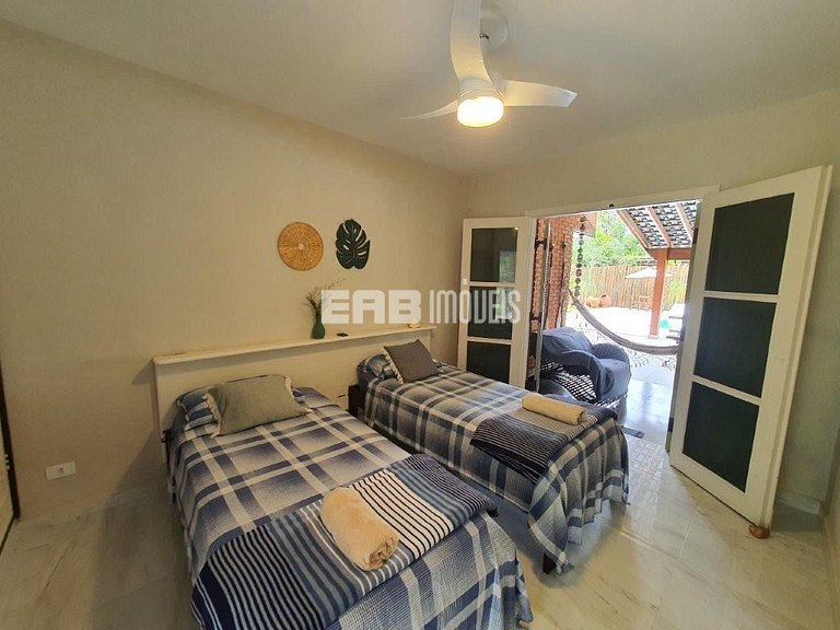 Casa com amplo jardim, piscina e quiosque com churrasqueira