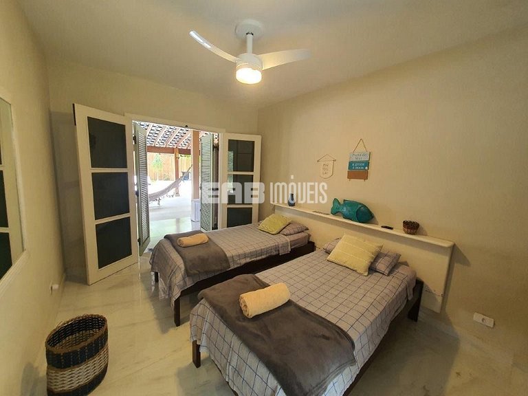 Casa com amplo jardim, piscina e quiosque com churrasqueira