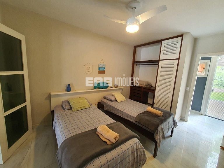 Casa com amplo jardim, piscina e quiosque com churrasqueira