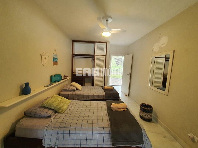 Casa com amplo jardim, piscina e quiosque com churrasqueira