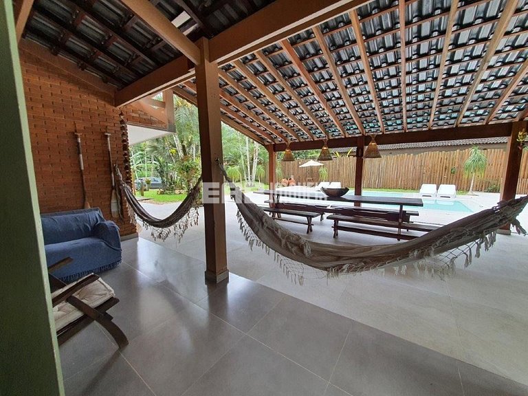 Casa com amplo jardim, piscina e quiosque com churrasqueira