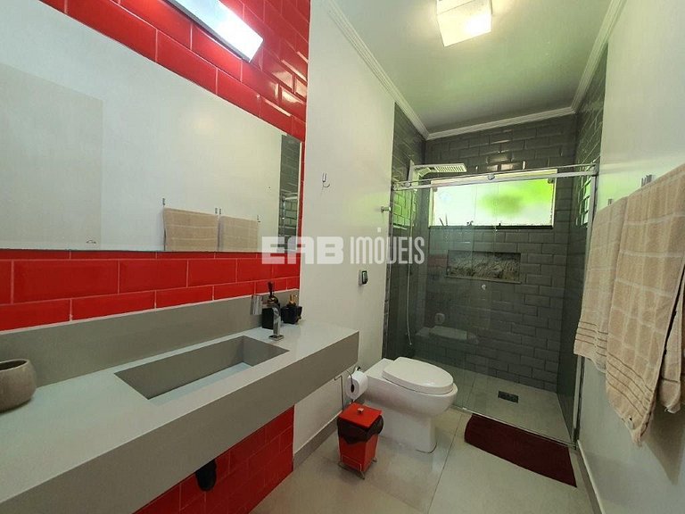 Casa com amplo jardim, piscina e quiosque com churrasqueira