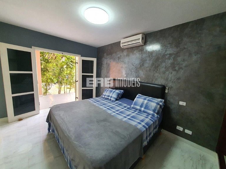 Casa com amplo jardim, piscina e quiosque com churrasqueira