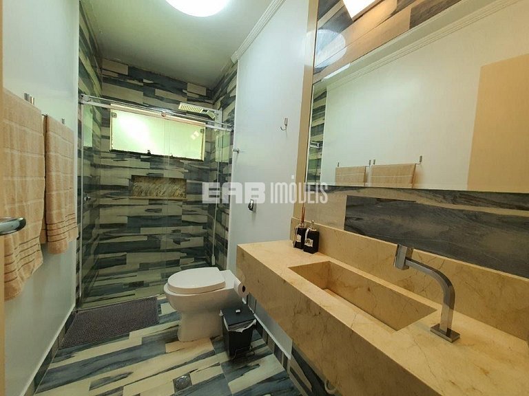 Casa com amplo jardim, piscina e quiosque com churrasqueira