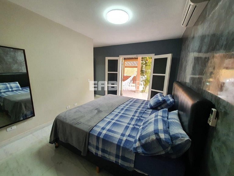 Casa com amplo jardim, piscina e quiosque com churrasqueira