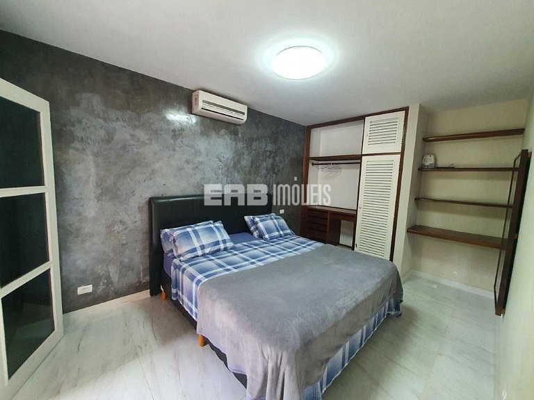 Casa com amplo jardim, piscina e quiosque com churrasqueira