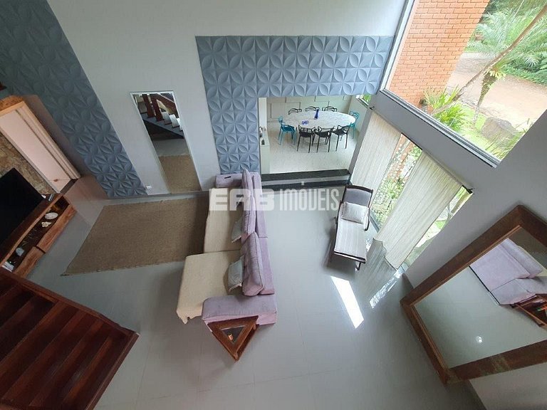 Casa com amplo jardim, piscina e quiosque com churrasqueira