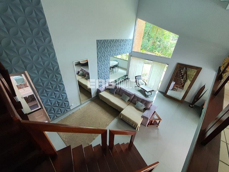 Casa com amplo jardim, piscina e quiosque com churrasqueira